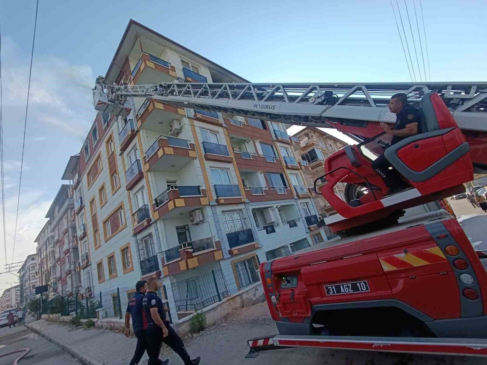 Hatay’da Ailenin Uykusu Yangınla Bölündü
