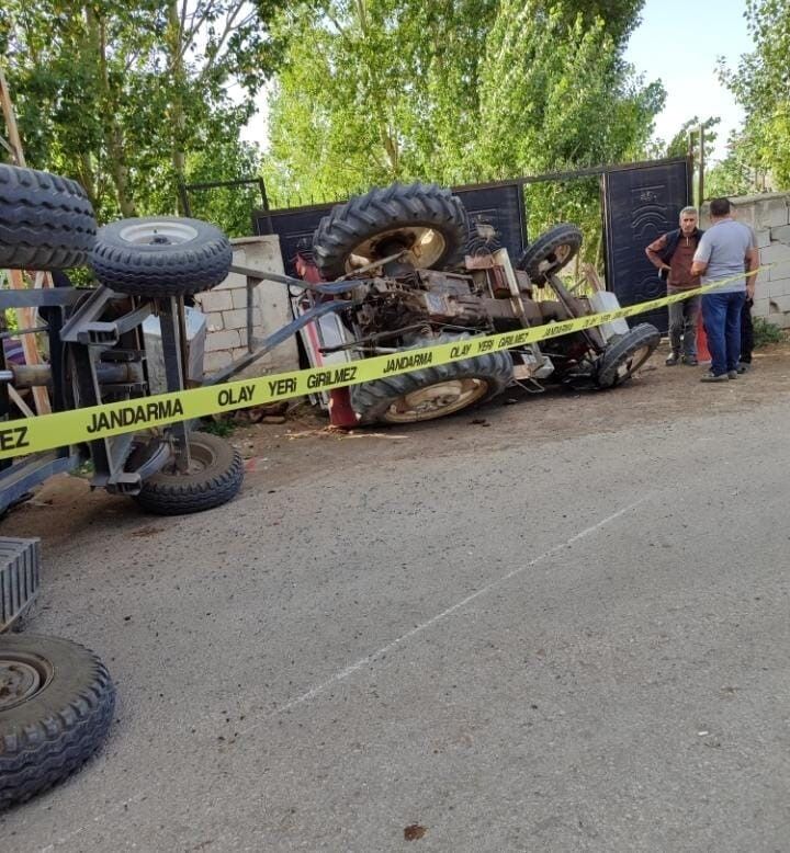 Özalp'ta Traktör Devrildi: 3 Yaralı