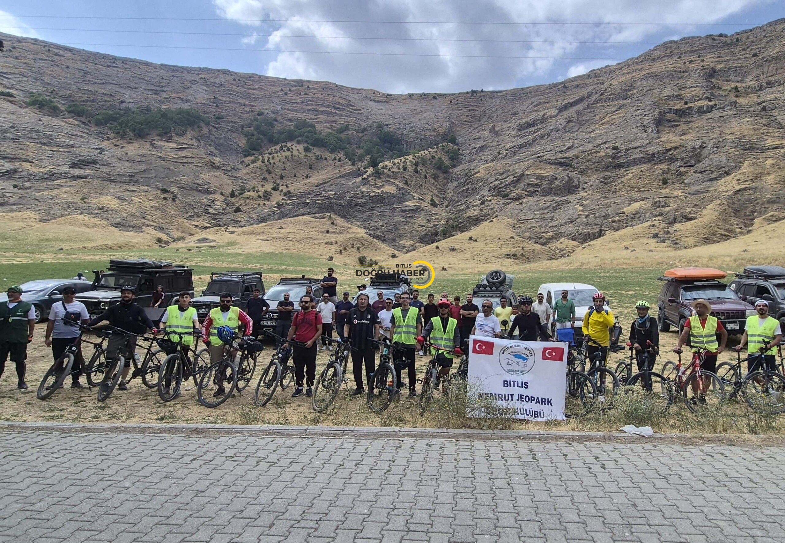 Van Gölü havzasındaki güzelliklere dikkat çekmek amacıyla 44 kilometre pedal çevirdiler