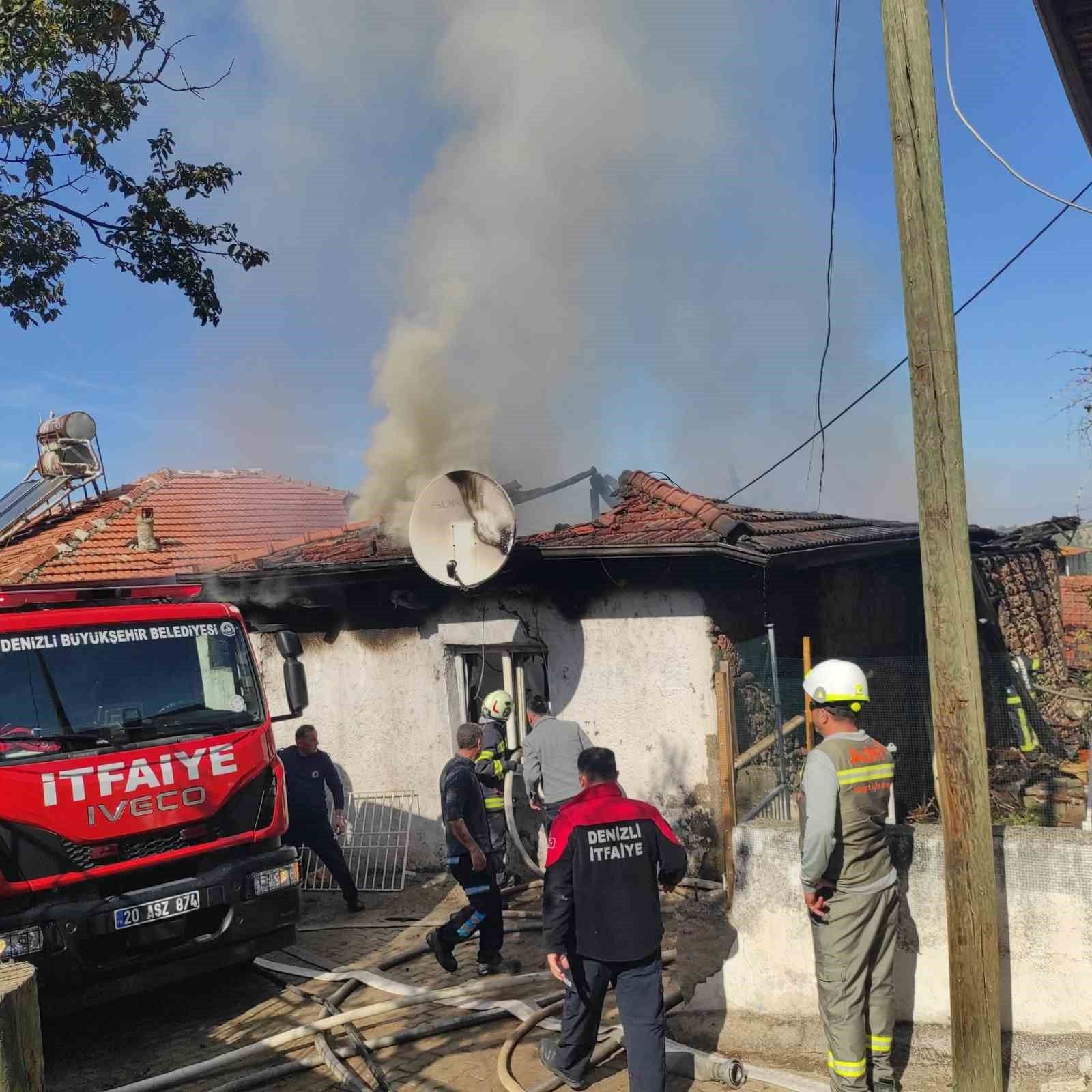 Denizli’de Müstakil Ev Yangında Kullanılamaz Hale Geldi