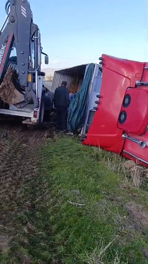 Elazığ’da Pancar Yüklü Tır Şarampole Devrildi
