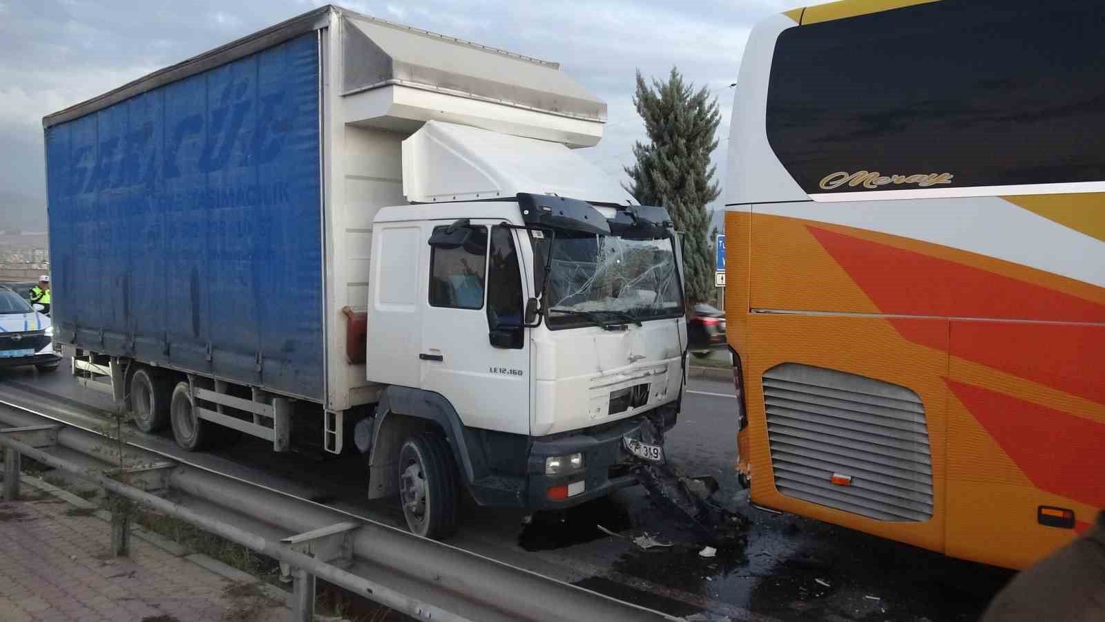 Malatya’da Yolcu Otobüsü İle Kamyon Çarpıştı