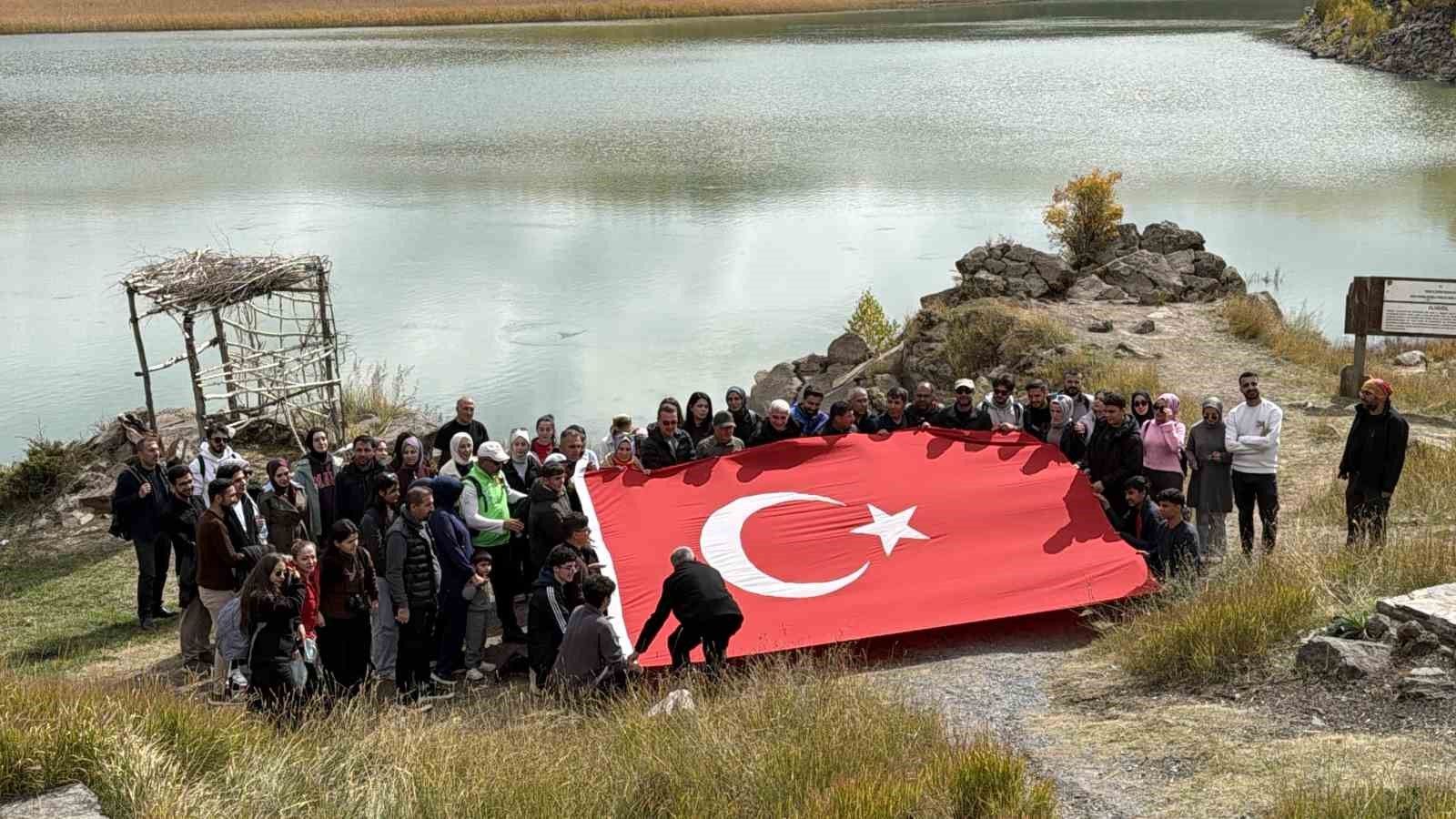 Nemrut Kalderası’nda 100 Kişiyle Doğa Yürüyüşü