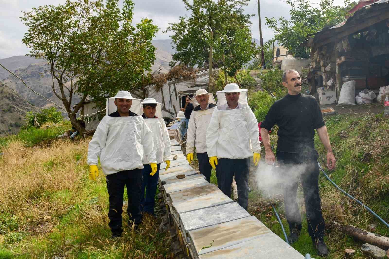 Van Çatak’ta Karakovan Balı Hasadı Yapıldı