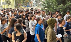 Öğrenciler Sıralarda Aileler Kapı Önlerinde Terledi