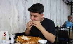 Yaşına ve kilosuna bakmadan bir oturuşta 15 lahmacun yiyor
