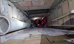 Yavru kedisi kurtarılan yaşlı kadın duygulandırdı