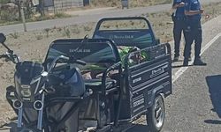 Ankara’da tırın sıkıştırdığı 3 tekerli motosiklet devrildi: 3 yaralı