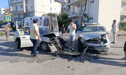 Antalya’da kavşakta otomobiller çarpıştı: 3 yaralı