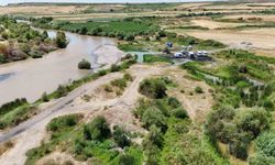 Kardeşini ve yakınını kurtarmak isterken Dicle Nehri’nde kaybolan genci arama çalışmaları havadan görüntülendi