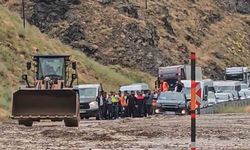 Komşu İlde Heyelan: Araçlar Mahsur Kaldı