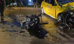Ticari taksi refüje çarptı, motoru yerinden fırladı