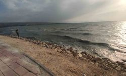 Van’da şiddetli rüzgar: Dalgalar Van Gölü sahilini dövdü