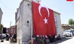 Mutki’deki şehidin evine Türk Bayrağı asıldı