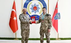 Bitlis Emniyet Müdürü Şekeroğlu'ndan Dünya Üçüncüsü Polis Memuruna Tebrik