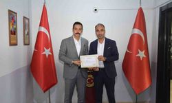 Kaymakam Uzun’dan yavru kediyi kurtarıp annesine kavuşturan öğretmene başarı belgesi