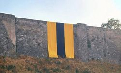 Tarihi Bitlis Kalesi’ne Bitlis Spor Bayrağı Asıldı