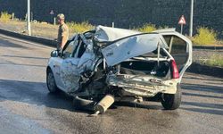 Ağrı'da Freni Boşalan Kamyonet Kırmızı Işıkta Bekleyen Otomobile Çarptı: 2 Yaralı