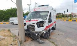 Bitlis'te ambulans ile otomobil çarpıştı: 10 yaralı