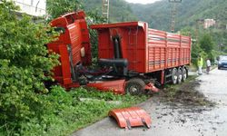 Giresun’da Kum Yüklü Kamyon Bahçeye Daldı