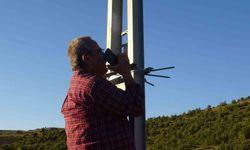 Malatya'da şebeke çilesi: Telefonla konuşmak için elektrik direğine çıkıyorlar