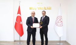 Muş Valisi Avni Çakır'dan Bitlis'e Atanan Başhekim Güzelel'e Veda