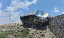 Bitlis'te Korkutan Kaza! Araç Duvara Çarparak Durabildi