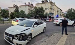 Bingöl'de İki Otomobil Çarpıştı: 2 Yaralı