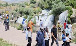 Muradiye Şelalesi Yazın Gözde Rotası Oldu
