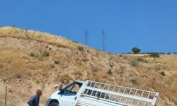 Siirt'te Hafif Ticari Araç Şarampole Devrildi