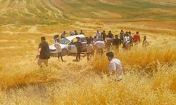 Silvan'da Otomobil Tarlaya Uçtu: 5 Kişi Yaralandı