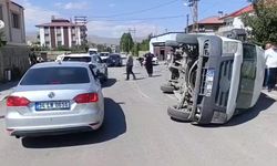 Yüksekova'da Otomobil İle Minibüs Çarpıştı