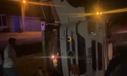 Bitlis'te Tır Devrildi! Sürücü Yaralandı