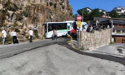 Bitlis’te Halk Otobüsü Kaleye Çarptı: Çok Sayıda Yaralı Var
