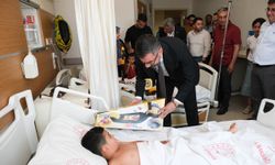 Başkan Tanğlay'dan Sünnet Olan Çocuklara Moral Ziyareti