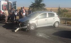 Eskişehir’de Lastiği Patlayan Otomobil Bariyerlere Çarptı
