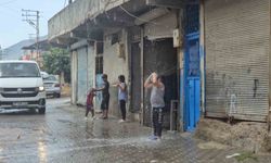 İslahiye’de Yaz Yağmuru Çocukları Sokağa Döktü