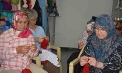 Manisa’da Kadınlardan İlmek İlmek Dev Türk Bayrağı
