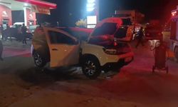 Yüksekova'da Seyir Halindeki Otomobil Alev Aldı: Baba Ve 2 Oğlu Ölümden Döndü