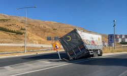 Bitlis Çevre Yolunda Tır Boşluğa Düştü