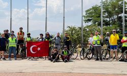Bitlis'te 30 bisikletli 90 kilometre pedal çevirdi, Ahlat'ın tarihi mirasını ziyaret etti