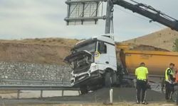 Bitlis’te Tır Bariyerlere Takıldı!
