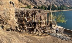 Bitlis’te Türbe Yenileniyor, Yol Tepki Çekiyor