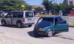 Elazığ’da otomobil ve hafif ticari araç çarpıştı