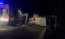 Erzincan’da bal yüklü minibüs devrildi: 3 yaralı