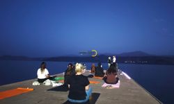 Van Gölü sahilinde yoga yaparak günün yorgunluğunu atıyorlar