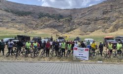 Van Gölü havzasındaki güzelliklere dikkat çekmek amacıyla 44 kilometre pedal çevirdiler