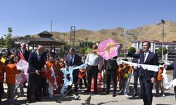 Bitlis’te Çocuklar Gazze’deki akranları için uçurtmalarını gökyüzüne bıraktı