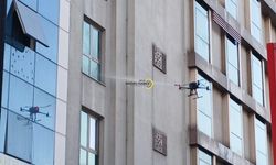 Tatvan’da Cam Temizliğinde İlginç Yöntem: Drone ile Yıkadılar