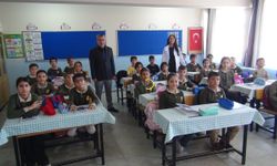 Tatvan’daki lise öğrencileri ilk ve ortaokul öğretmenleri için önlük dikti